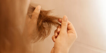 Caída del cabello en otoño: ¿es estacional o deberías consultar con un dermatólogo?
